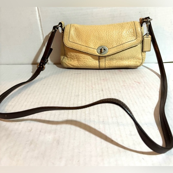 Coach vintage Elegant Cream Leather Crossbody Bag - Picture 1 of 9